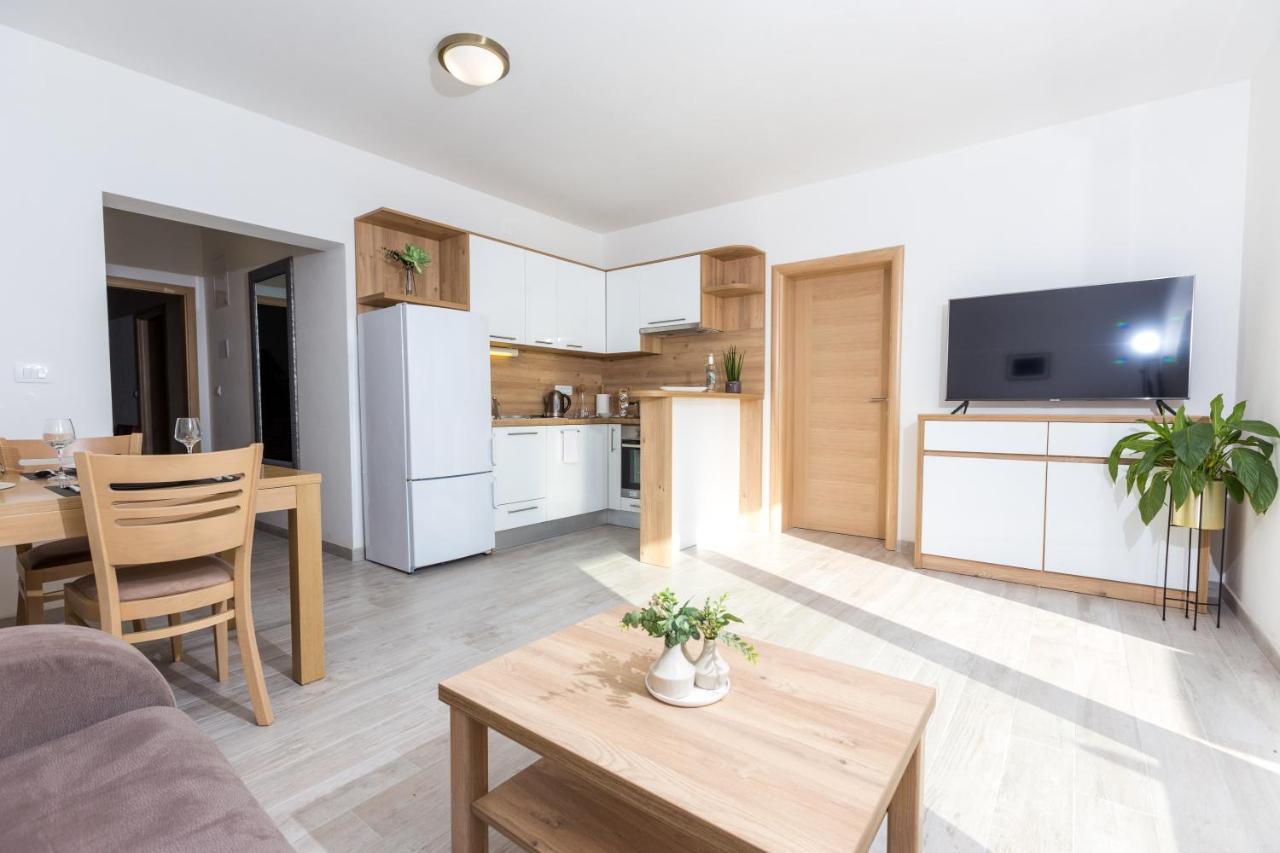 Apartmani Villa Paulo Starigrad Paklenica Buitenkant foto