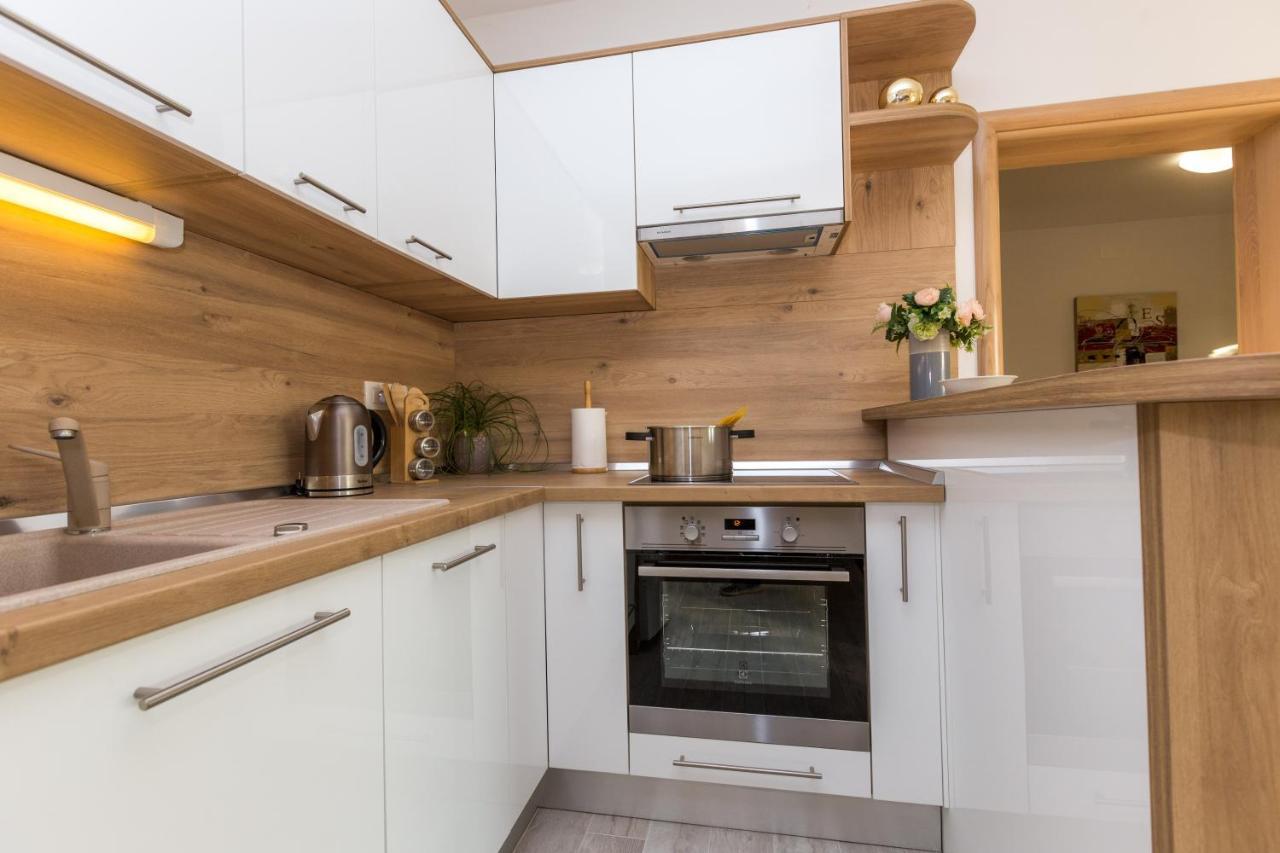Apartmani Villa Paulo Starigrad Paklenica Buitenkant foto
