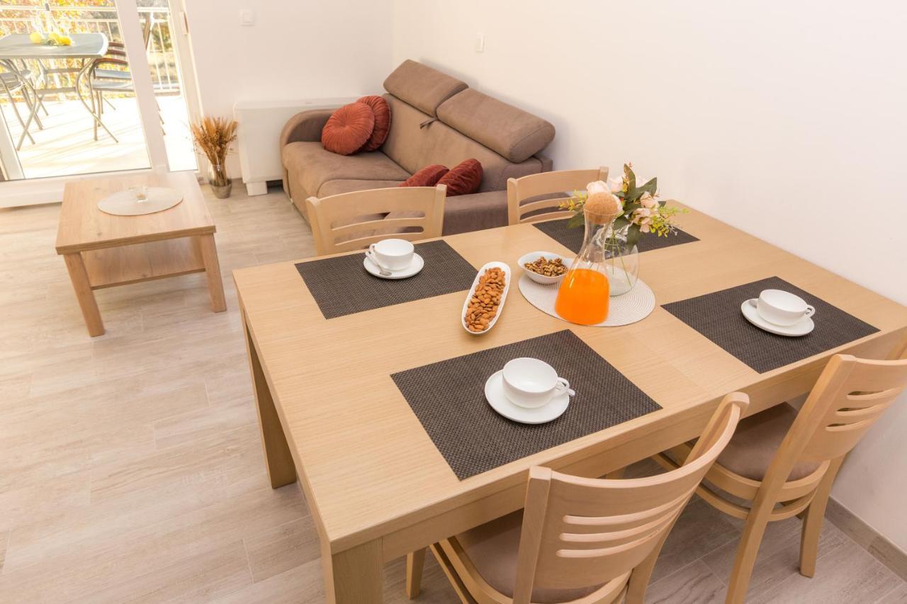 Apartmani Villa Paulo Starigrad Paklenica Buitenkant foto