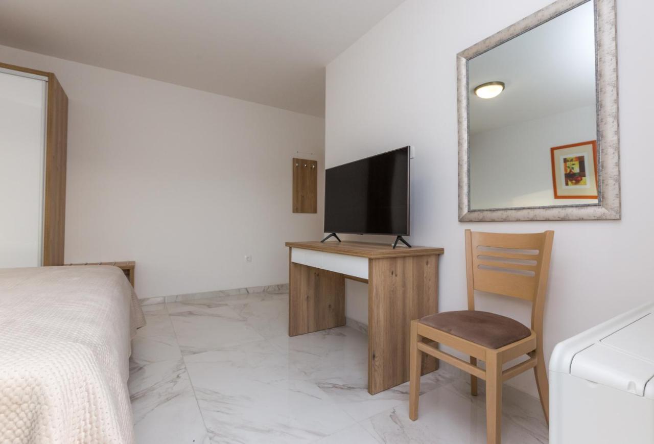 Apartmani Villa Paulo Starigrad Paklenica Buitenkant foto
