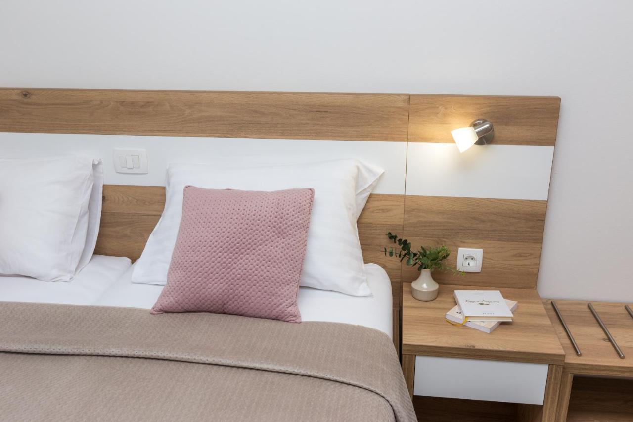 Apartmani Villa Paulo Starigrad Paklenica Buitenkant foto