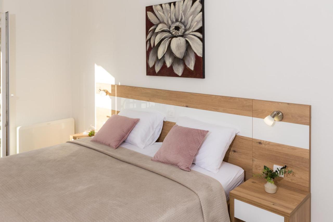 Apartmani Villa Paulo Starigrad Paklenica Buitenkant foto