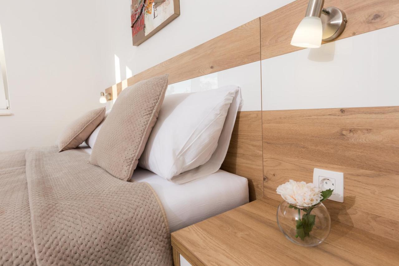 Apartmani Villa Paulo Starigrad Paklenica Buitenkant foto