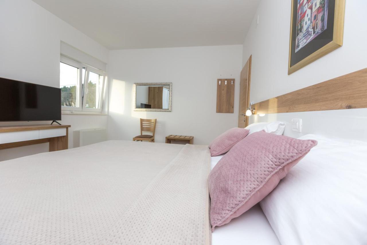 Apartmani Villa Paulo Starigrad Paklenica Buitenkant foto