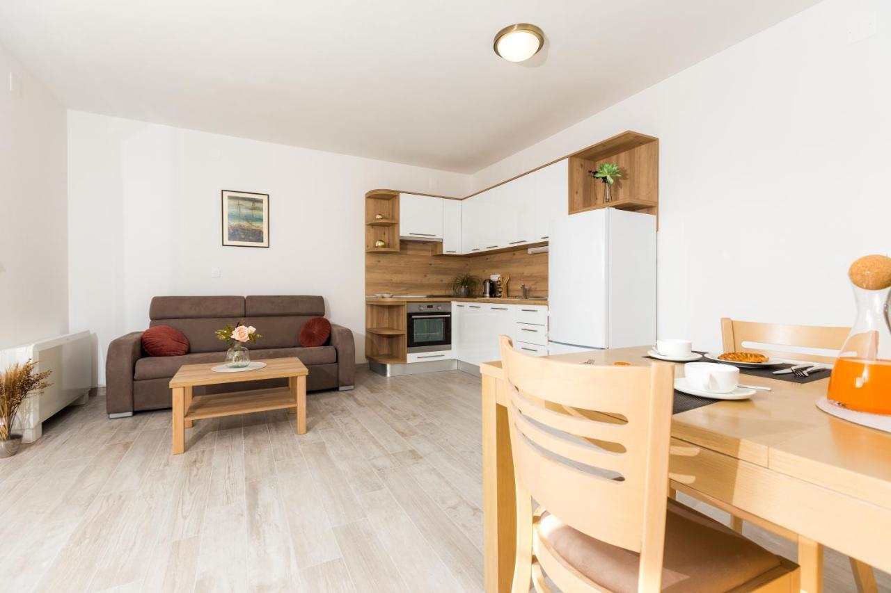 Apartmani Villa Paulo Starigrad Paklenica Buitenkant foto