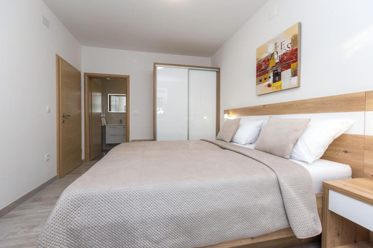 Apartmani Villa Paulo Starigrad Paklenica Buitenkant foto