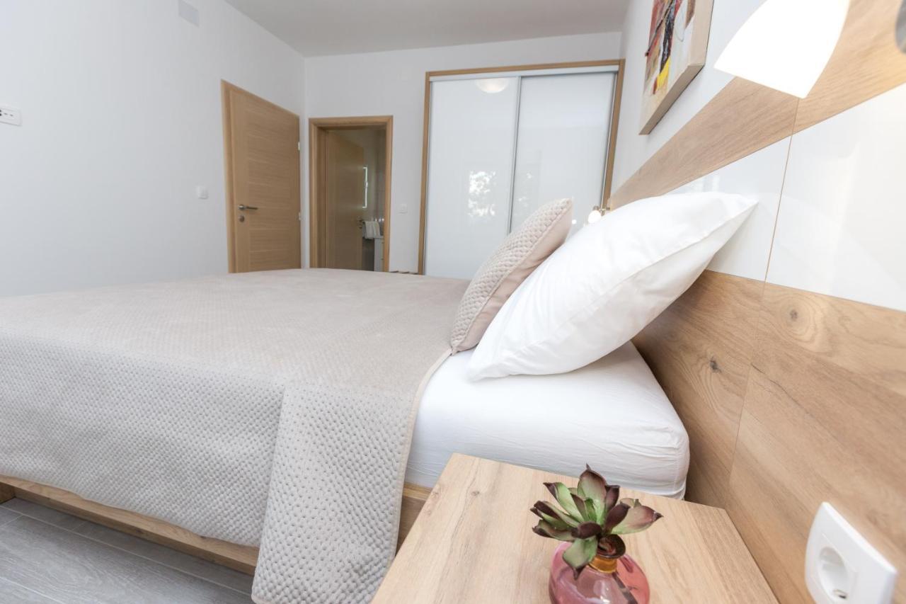 Apartmani Villa Paulo Starigrad Paklenica Buitenkant foto