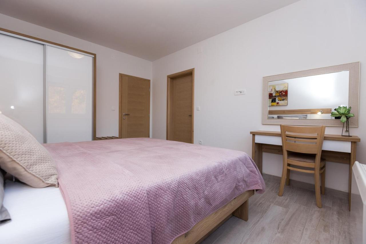 Apartmani Villa Paulo Starigrad Paklenica Buitenkant foto