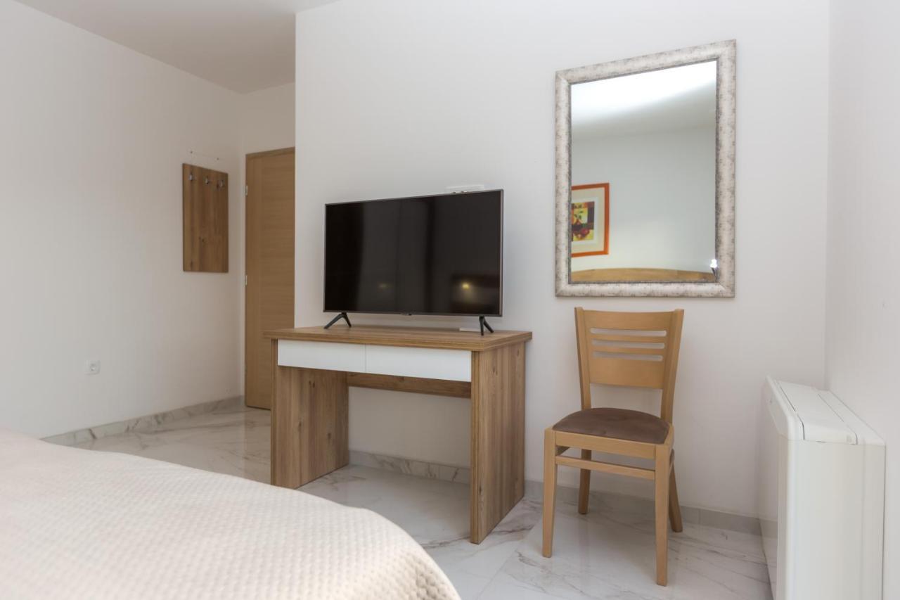 Apartmani Villa Paulo Starigrad Paklenica Buitenkant foto